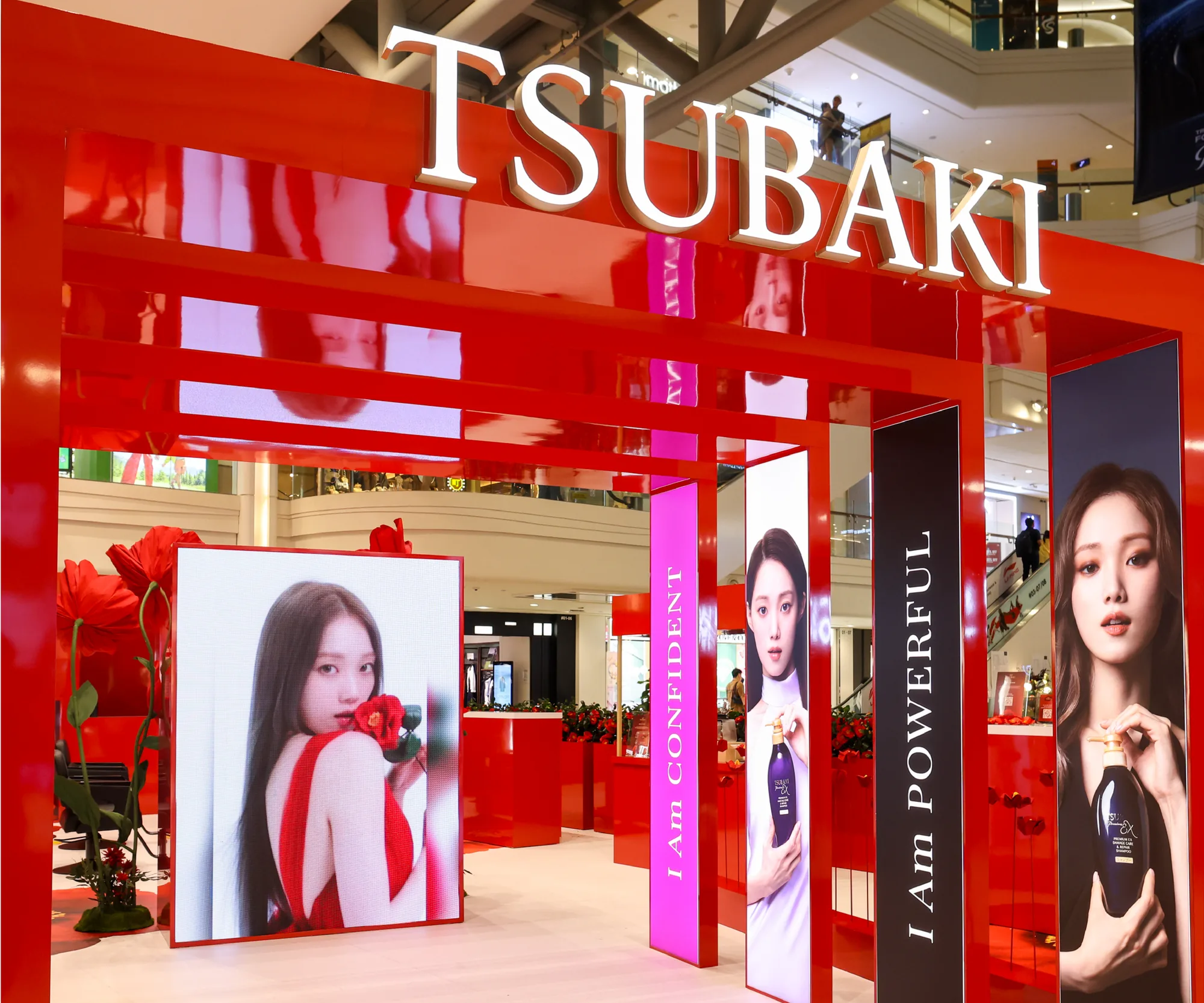 The entrance arch with the TSUBAKI name and I am portrait panels